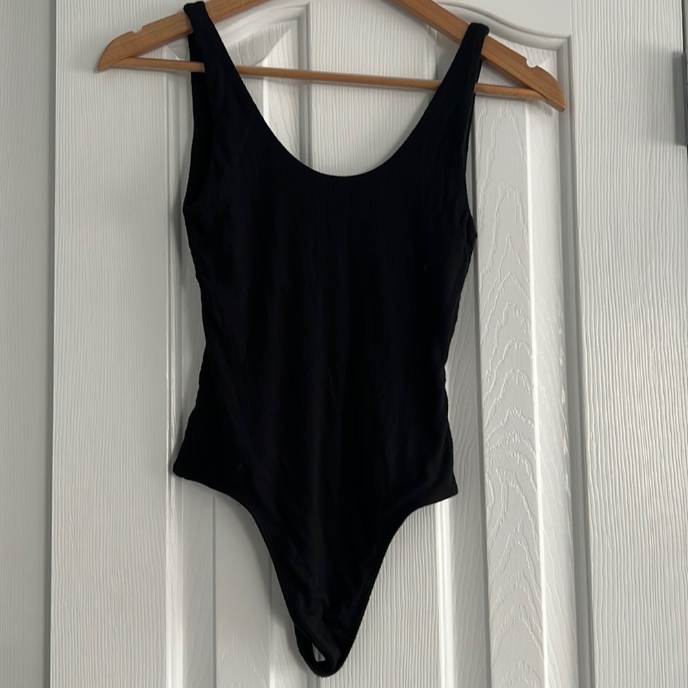 Aritzia Babaton ribbed black bodysuit XS